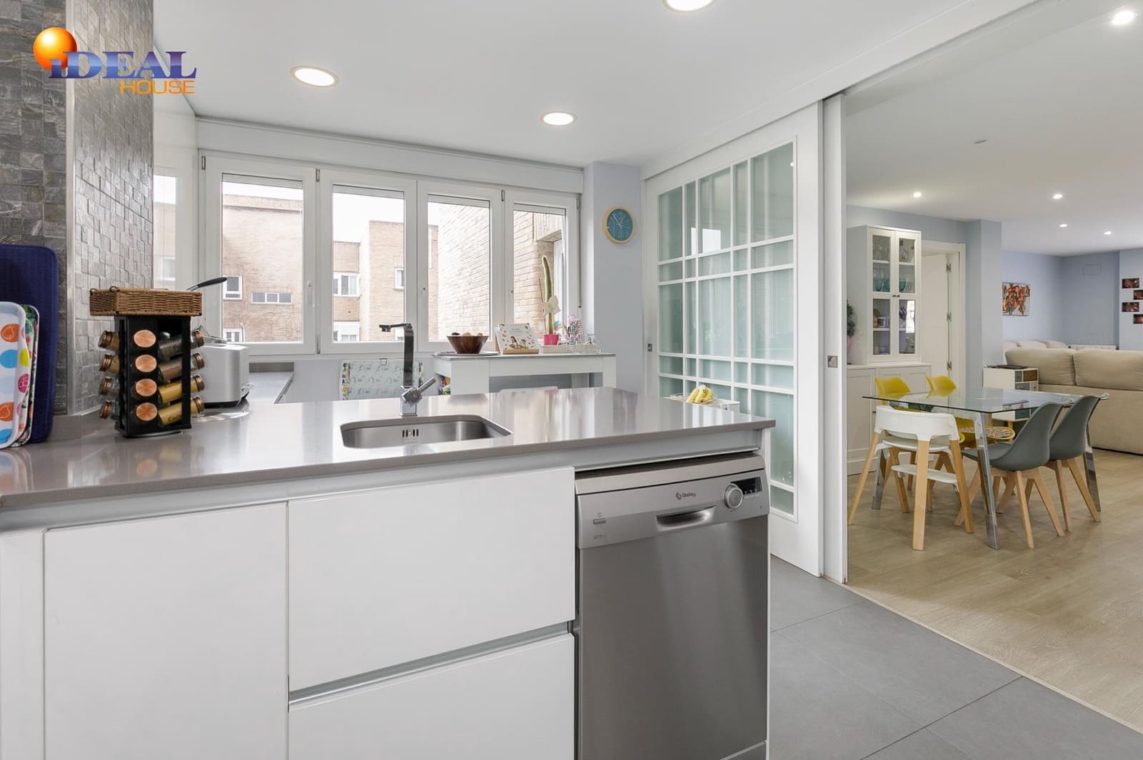 4 bedroom Flat for sale in Granada city with garage - € 535,000 (Ref: 9462019)