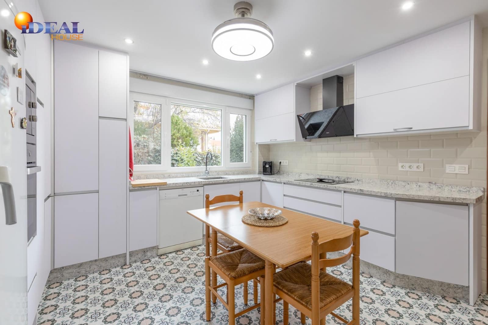 4 makuuhuone Huvila myytävänä paikassa Pinos Genil mukana uima-altaan 
autotalli - 380 000 € (Ref: 9462021)