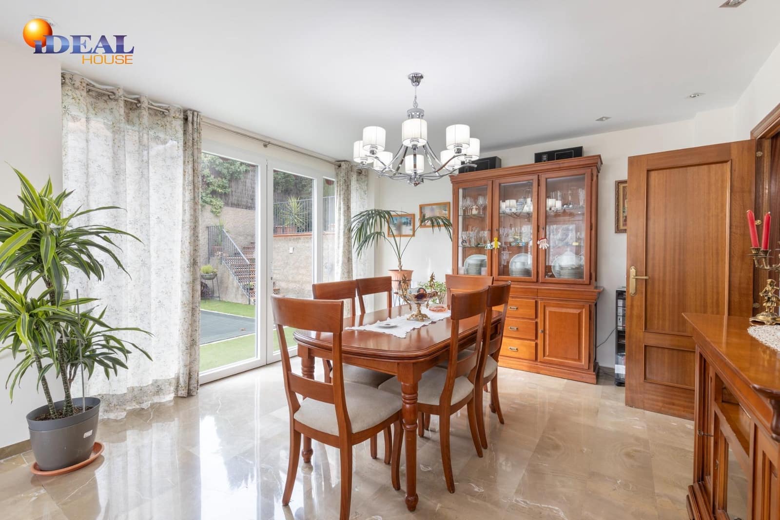 4 makuuhuone Huvila myytävänä paikassa Pinos Genil mukana uima-altaan 
autotalli - 380 000 € (Ref: 9462021)