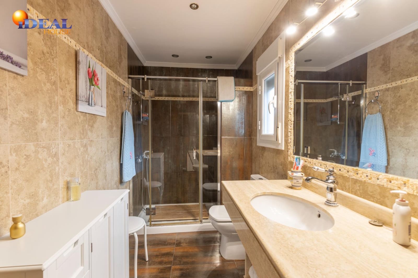 4 makuuhuone Huvila myytävänä paikassa Pinos Genil mukana uima-altaan 
autotalli - 380 000 € (Ref: 9462021)