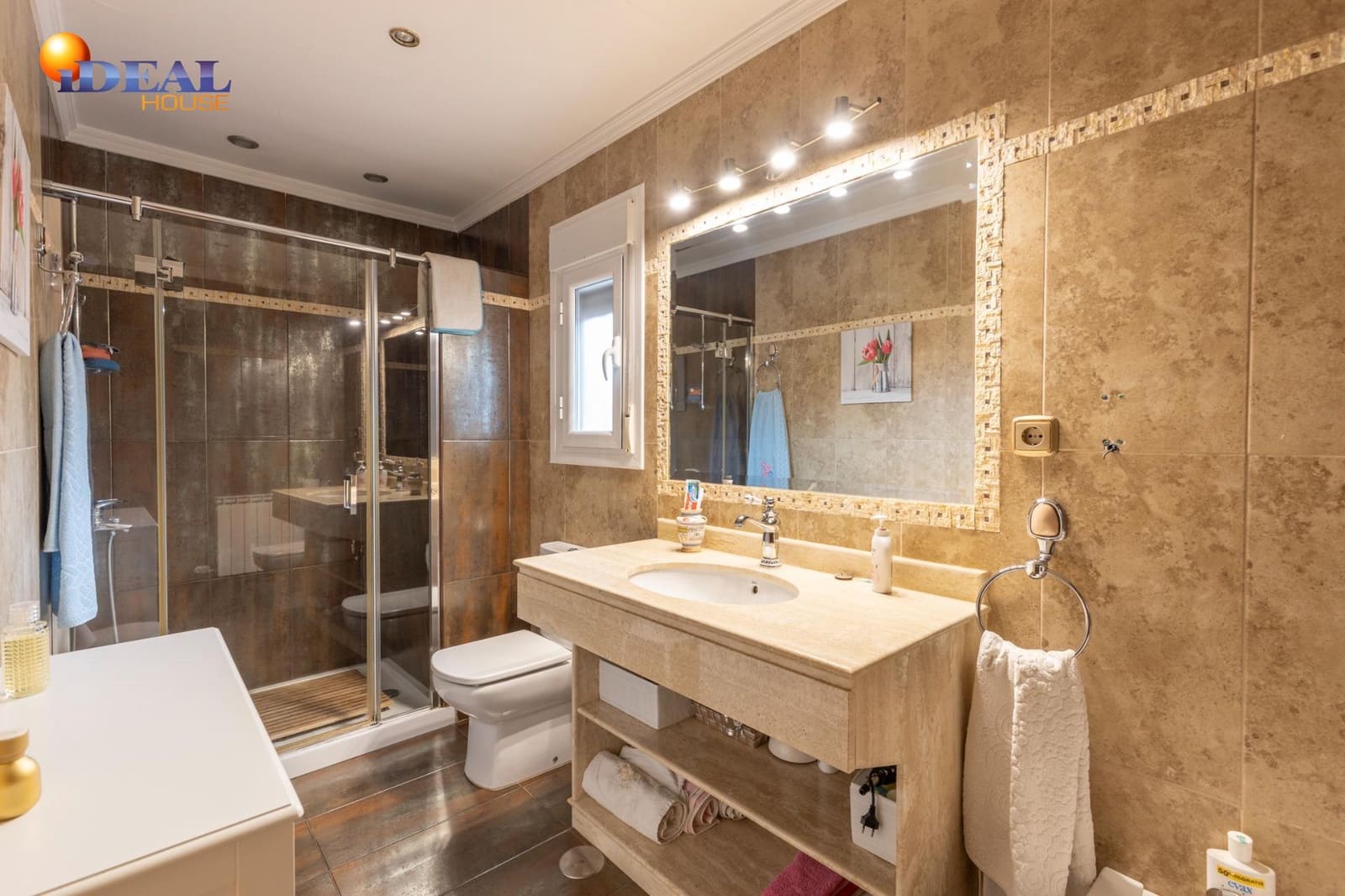 4 makuuhuone Huvila myytävänä paikassa Pinos Genil mukana uima-altaan 
autotalli - 380 000 € (Ref: 9462021)