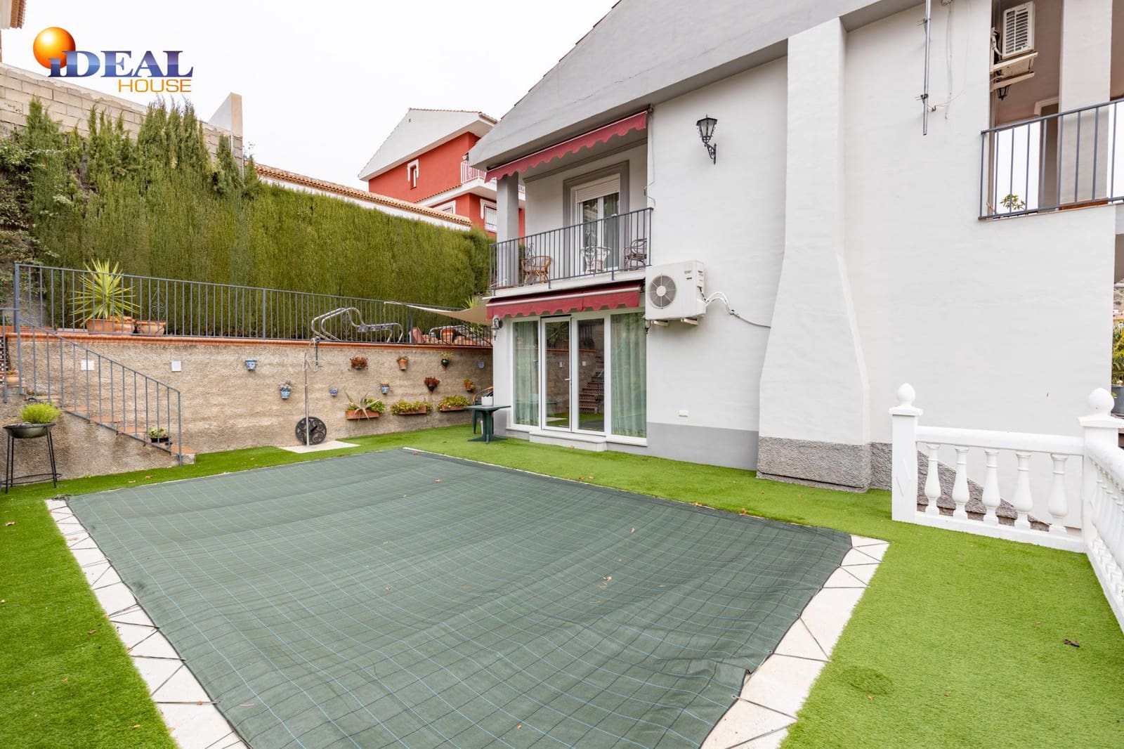 4 makuuhuone Huvila myytävänä paikassa Pinos Genil mukana uima-altaan 
autotalli - 380 000 € (Ref: 9462021)