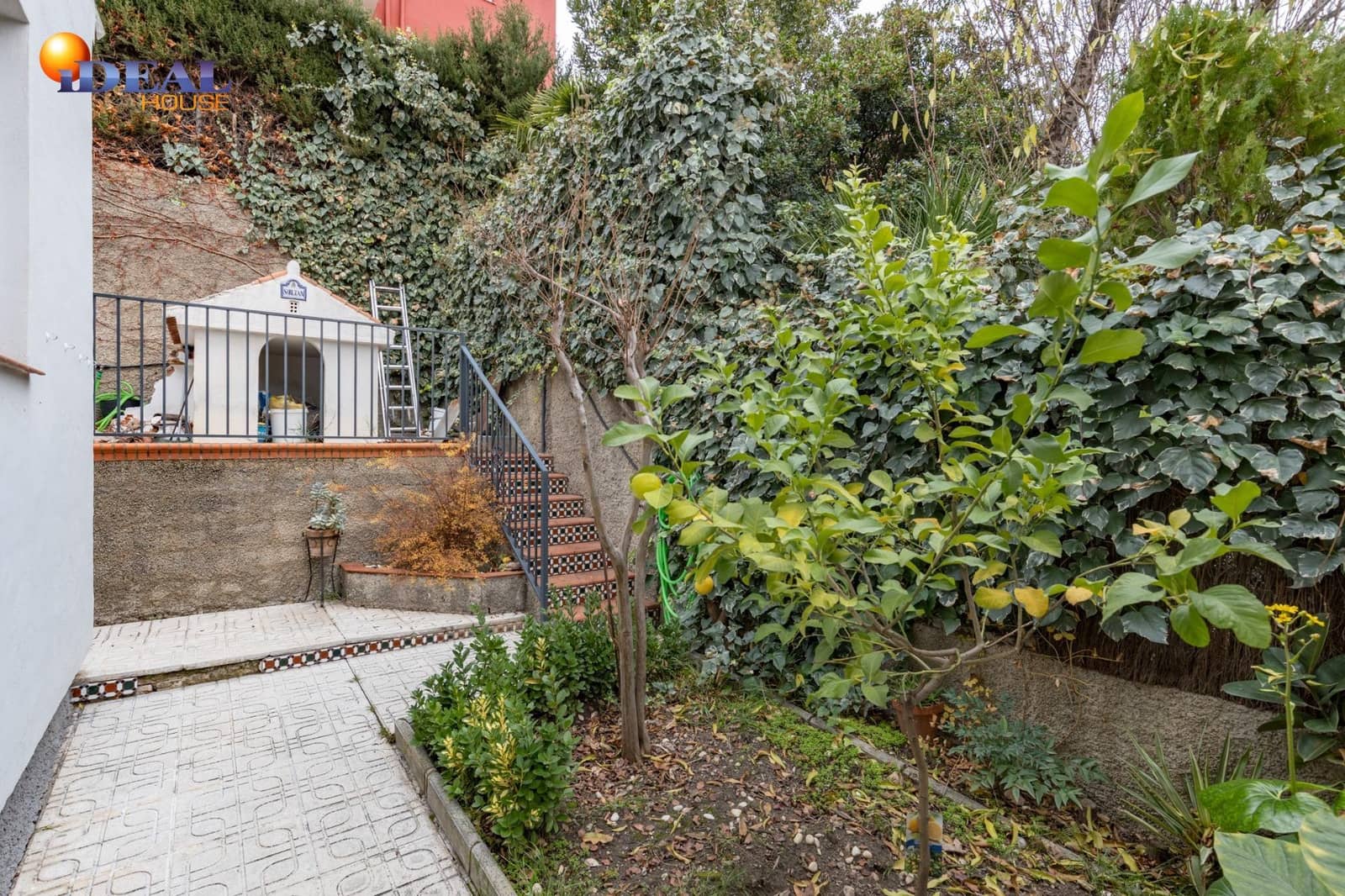 4 makuuhuone Huvila myytävänä paikassa Pinos Genil mukana uima-altaan 
autotalli - 380 000 € (Ref: 9462021)