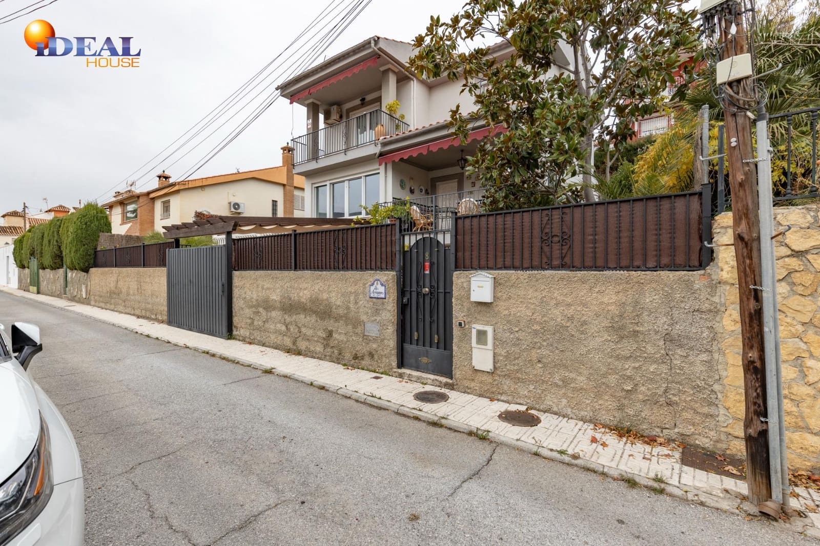 4 makuuhuone Huvila myytävänä paikassa Pinos Genil mukana uima-altaan 
autotalli - 380 000 € (Ref: 9462021)