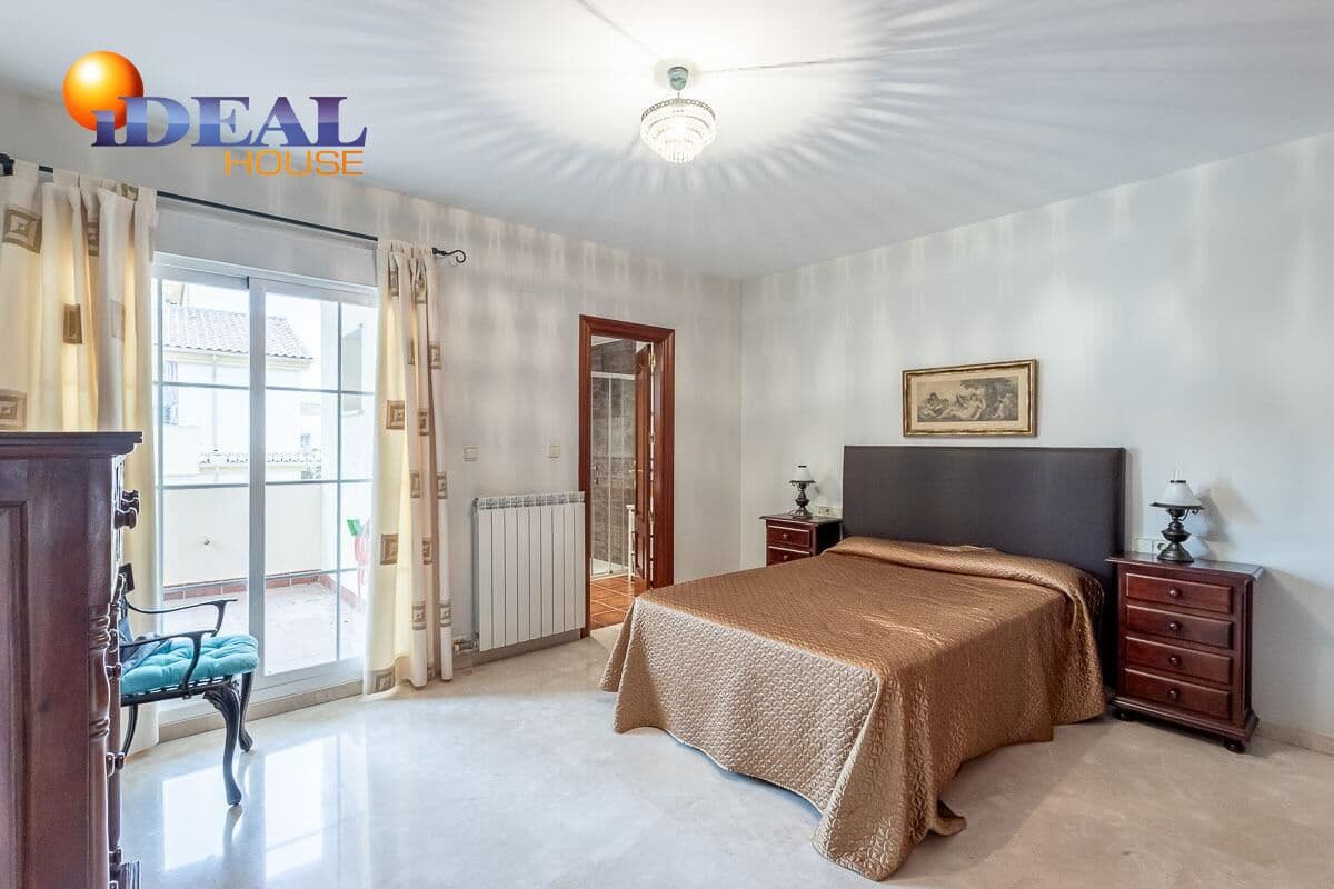 5 bedroom Villa for sale in Peligros with pool garage - € 449,000 (Ref: 9462022)