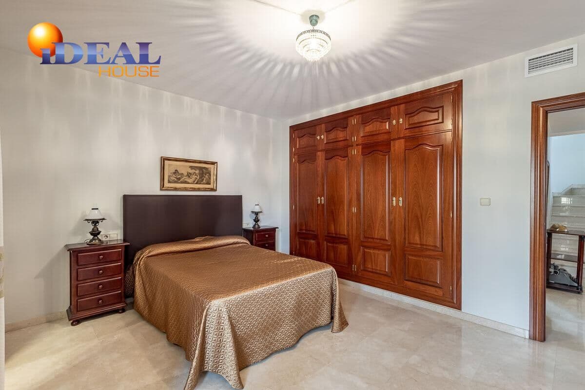 5 bedroom Villa for sale in Peligros with pool garage - € 449,000 (Ref: 9462022)