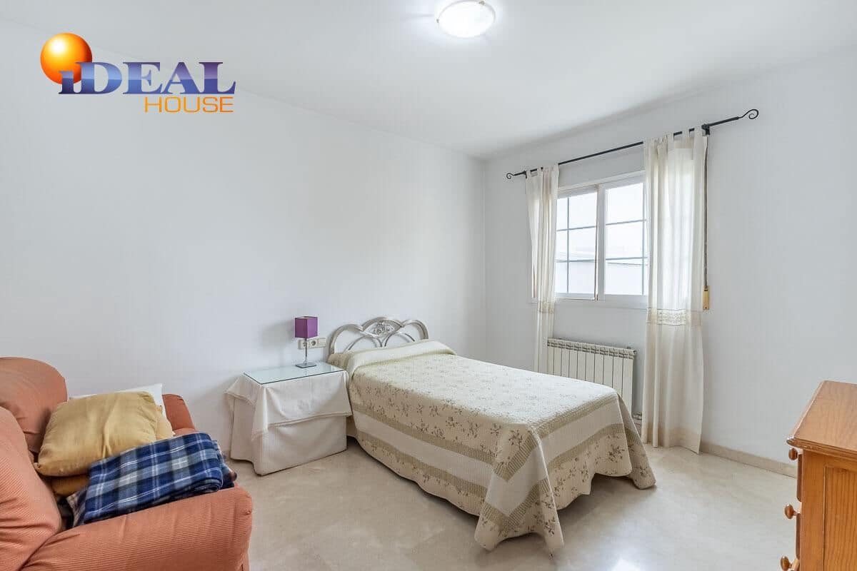 5 bedroom Villa for sale in Peligros with pool garage - € 449,000 (Ref: 9462022)