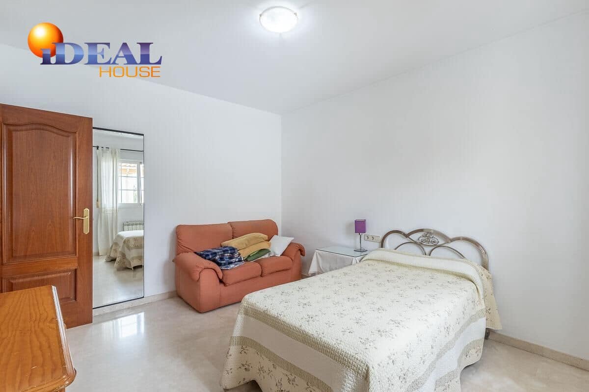 5 bedroom Villa for sale in Peligros with pool garage - € 449,000 (Ref: 9462022)