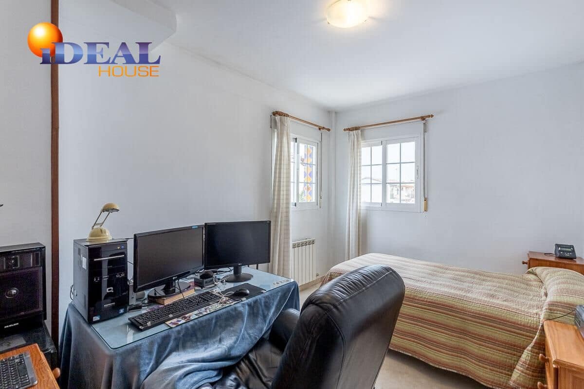 5 bedroom Villa for sale in Peligros with pool garage - € 449,000 (Ref: 9462022)