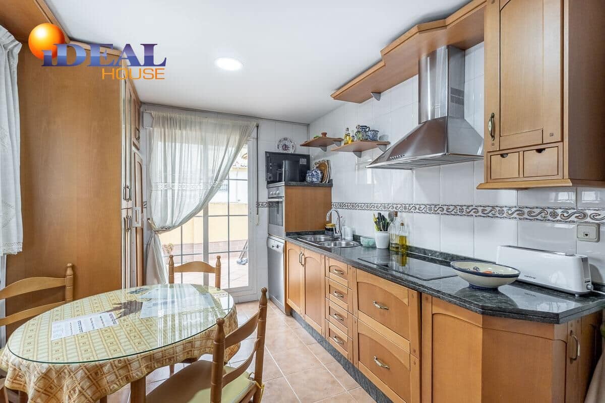 5 bedroom Villa for sale in Peligros with pool garage - € 449,000 (Ref: 9462022)