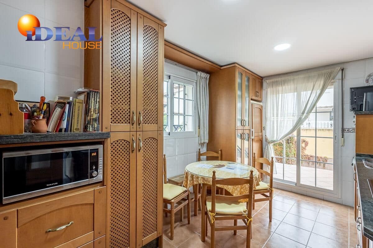 5 bedroom Villa for sale in Peligros with pool garage - € 449,000 (Ref: 9462022)