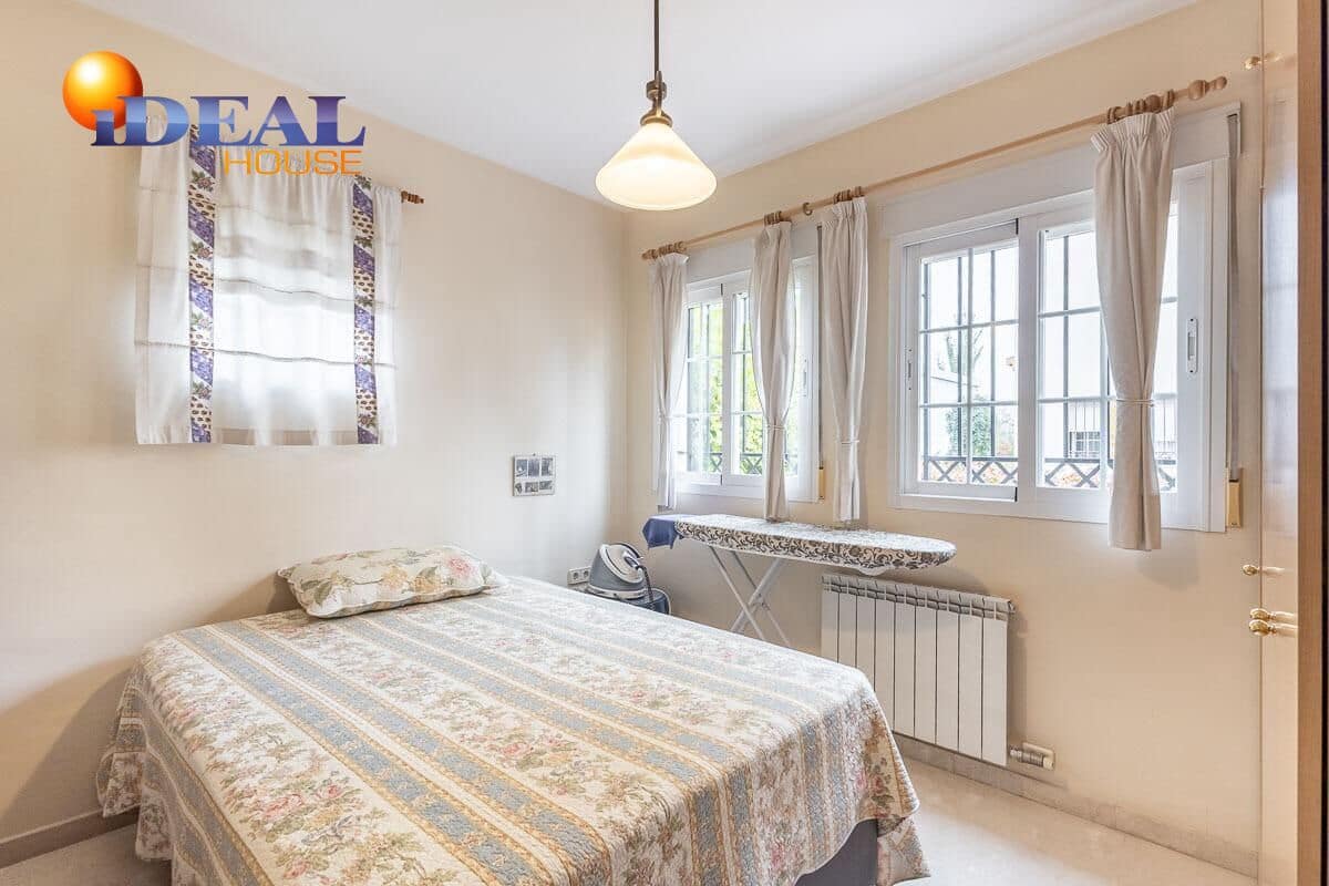 5 bedroom Villa for sale in Peligros with pool garage - € 449,000 (Ref: 9462022)