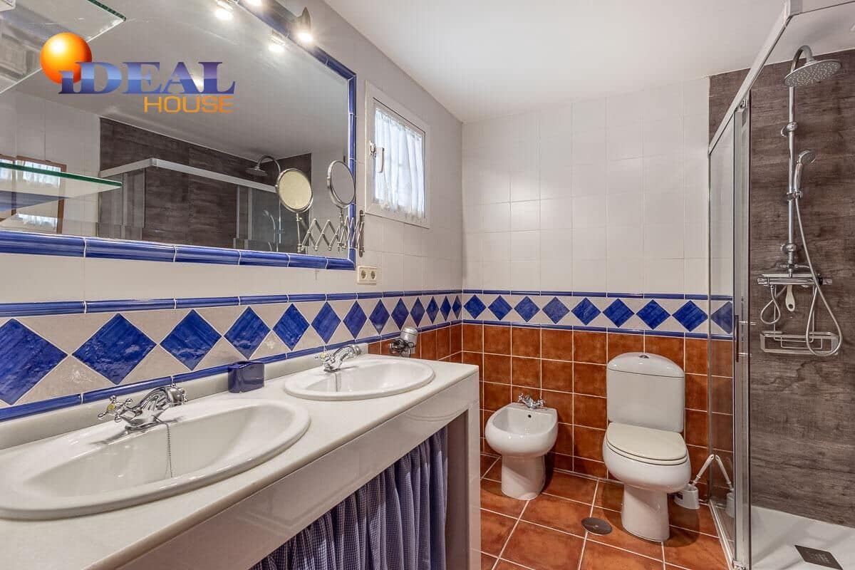 5 bedroom Villa for sale in Peligros with pool garage - € 449,000 (Ref: 9462022)