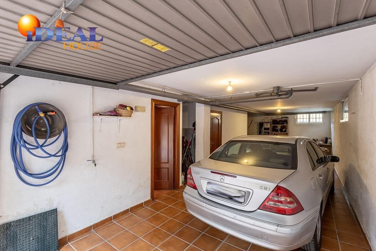 5 bedroom Villa for sale in Peligros with pool garage - € 449,000 (Ref: 9462022)