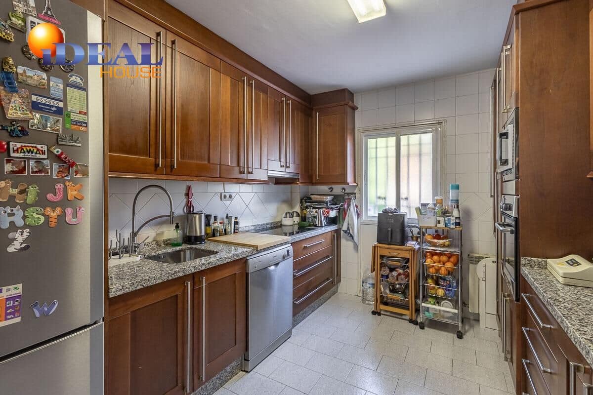 4 bedroom Villa for sale in Peligros with pool garage - € 329,000 (Ref: 9465589)