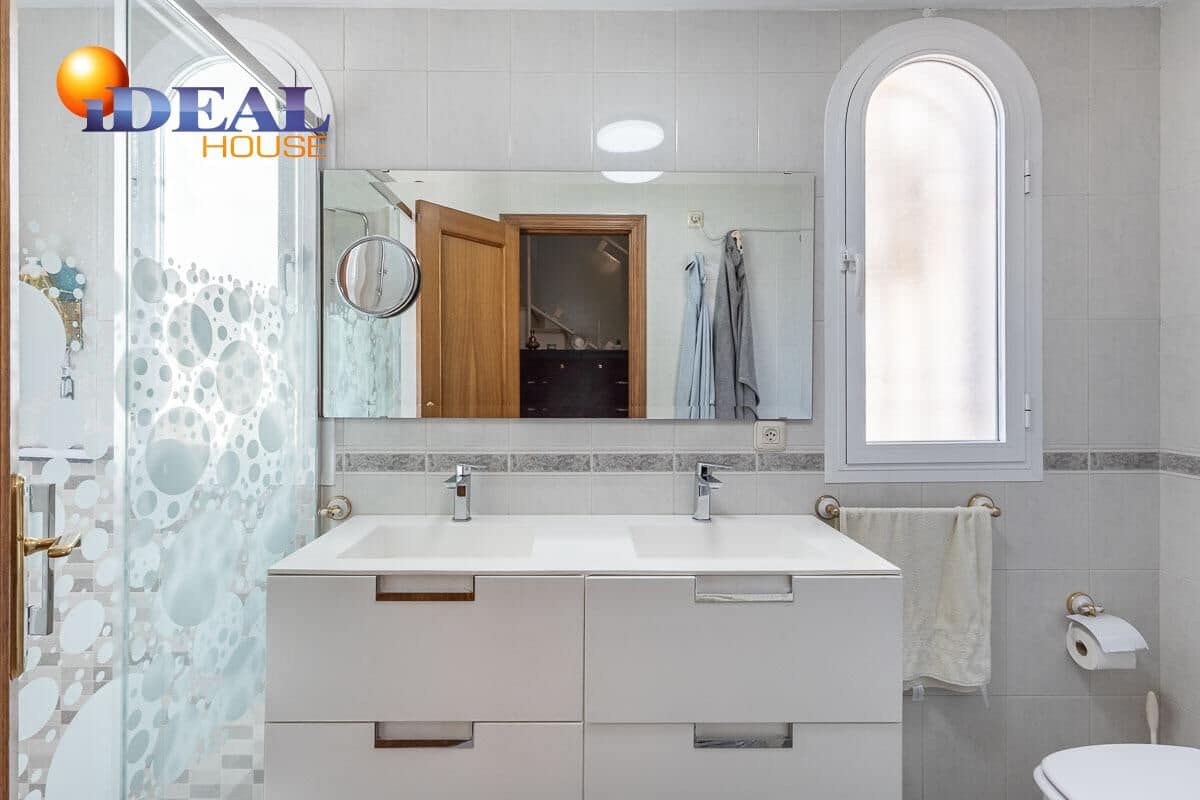 4 bedroom Villa for sale in Peligros with pool garage - € 329,000 (Ref: 9465589)