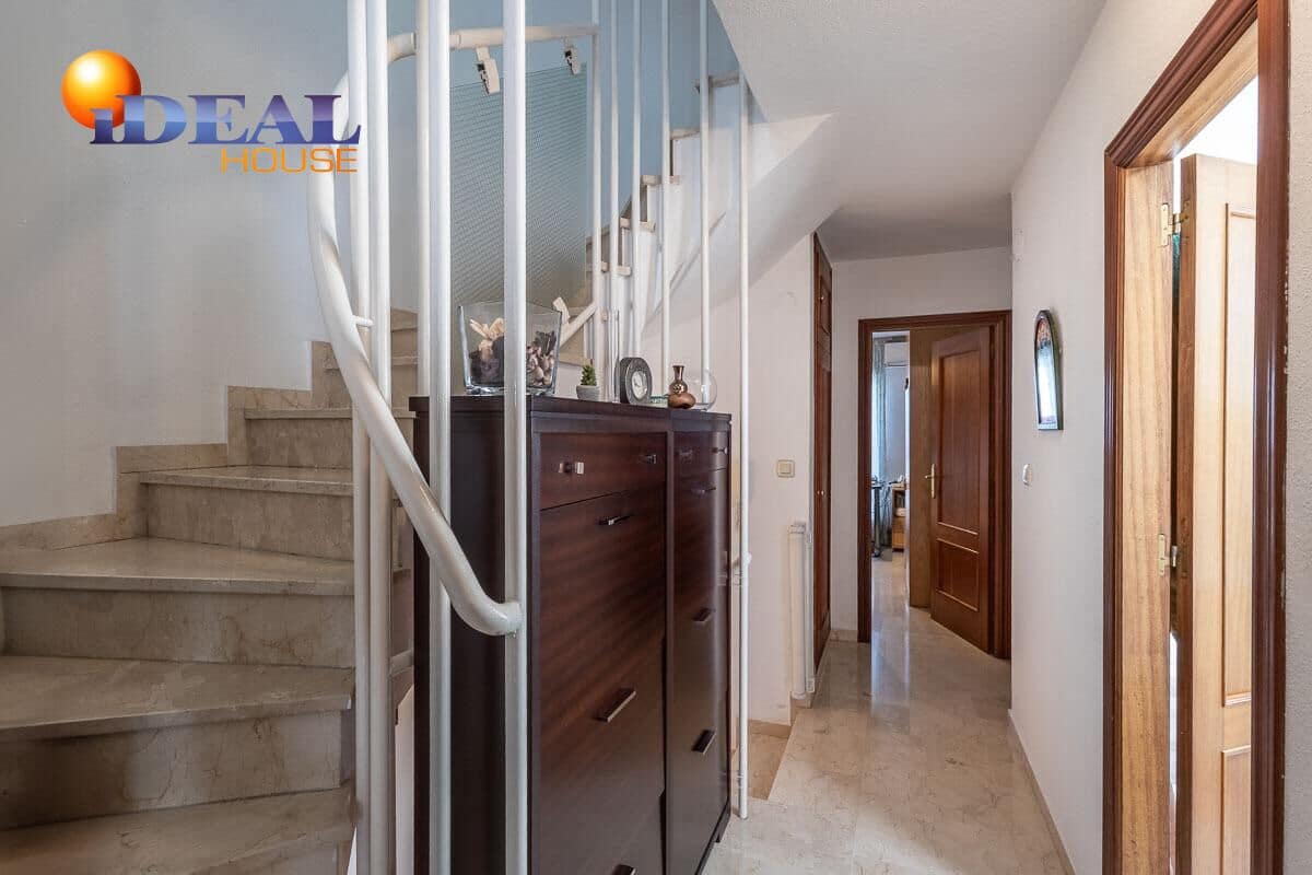 4 bedroom Villa for sale in Peligros with pool garage - € 329,000 (Ref: 9465589)