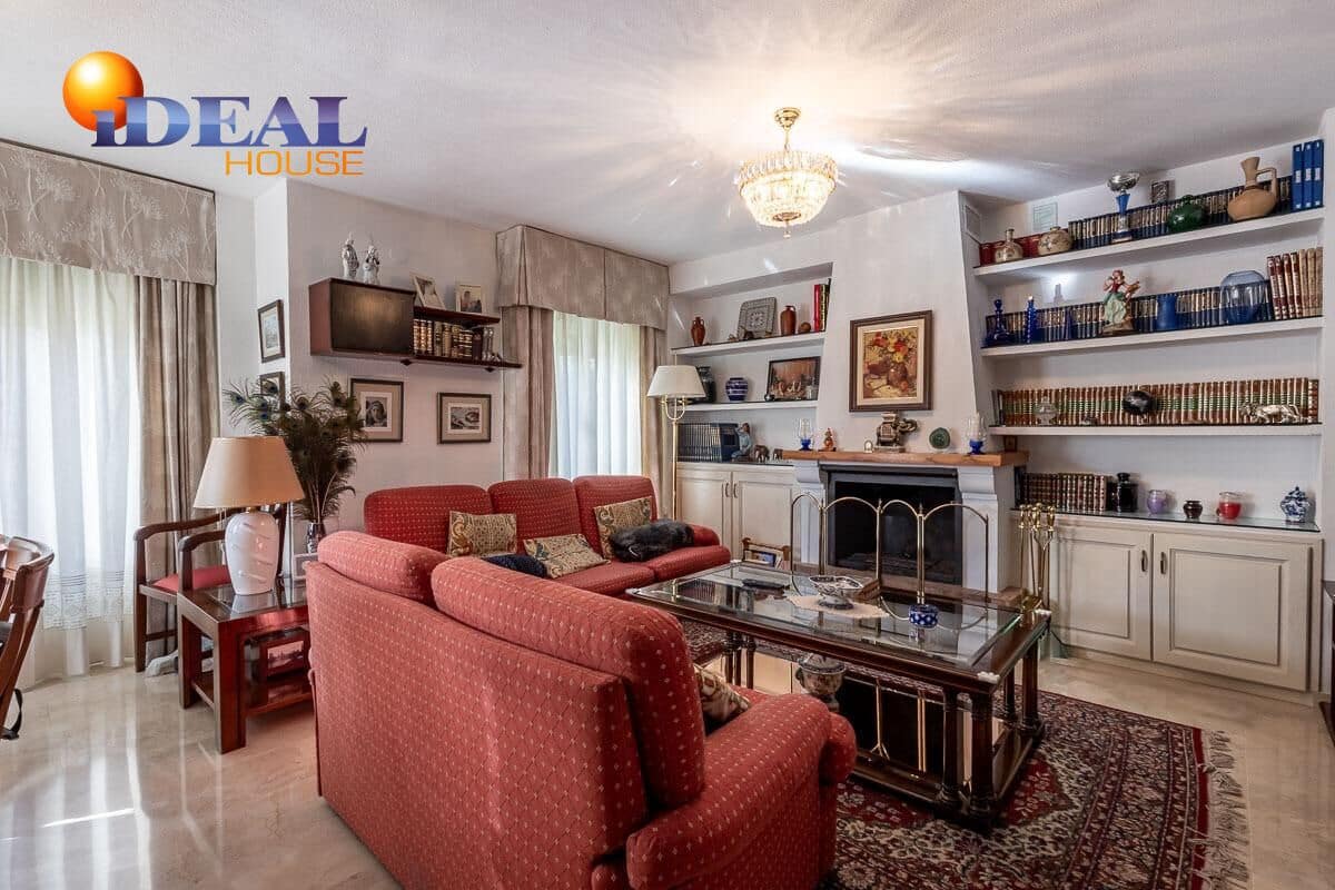 4 bedroom Villa for sale in Peligros with pool garage - € 329,000 (Ref: 9465589)