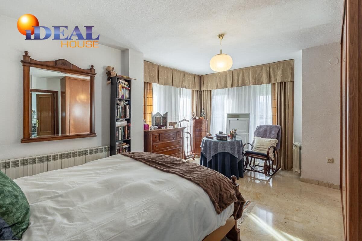 4 bedroom Villa for sale in Peligros with pool garage - € 329,000 (Ref: 9465589)