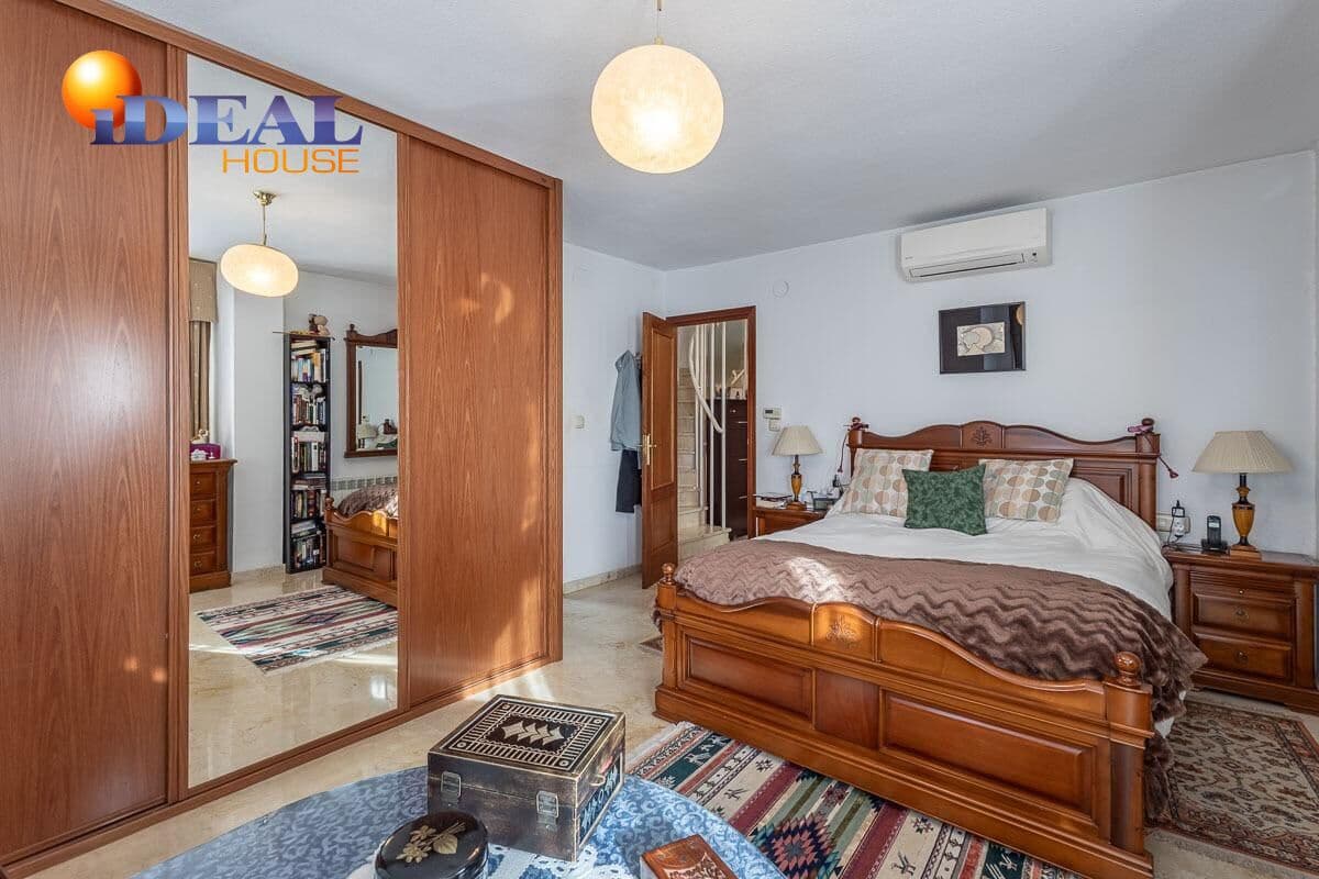 4 bedroom Villa for sale in Peligros with pool garage - € 329,000 (Ref: 9465589)