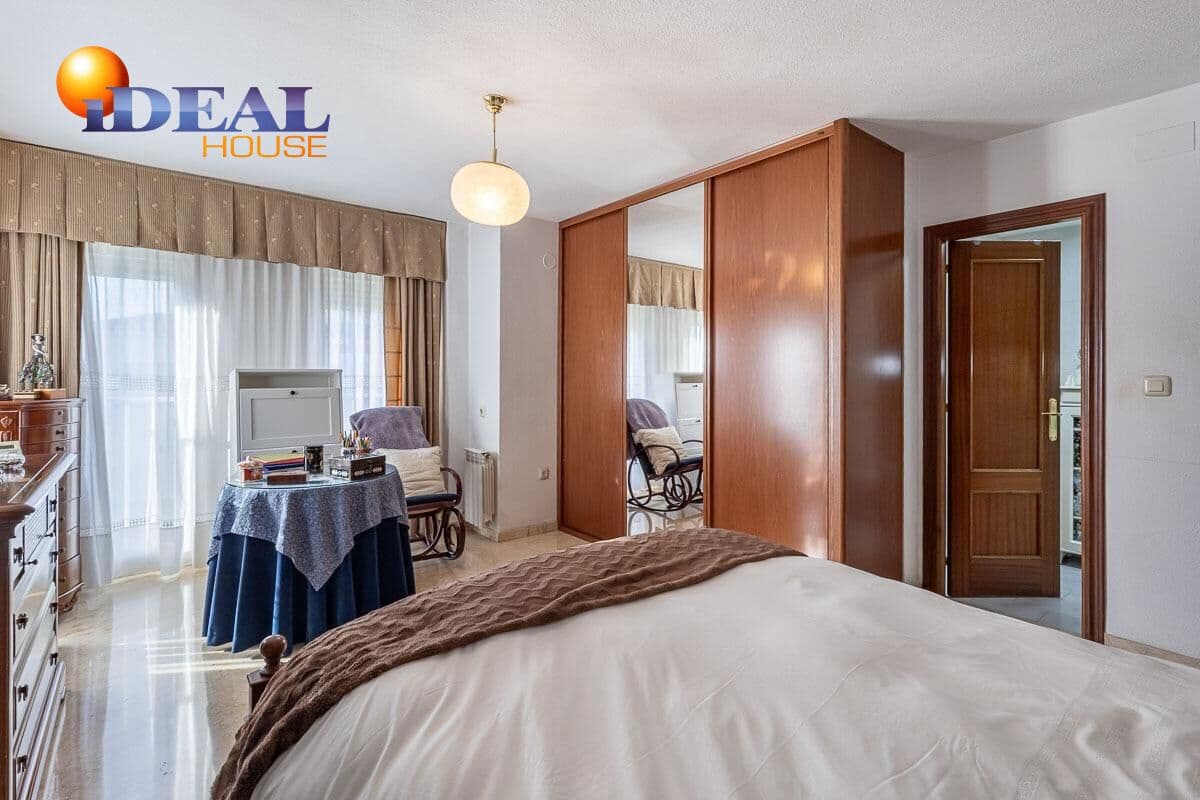 4 bedroom Villa for sale in Peligros with pool garage - € 329,000 (Ref: 9465589)