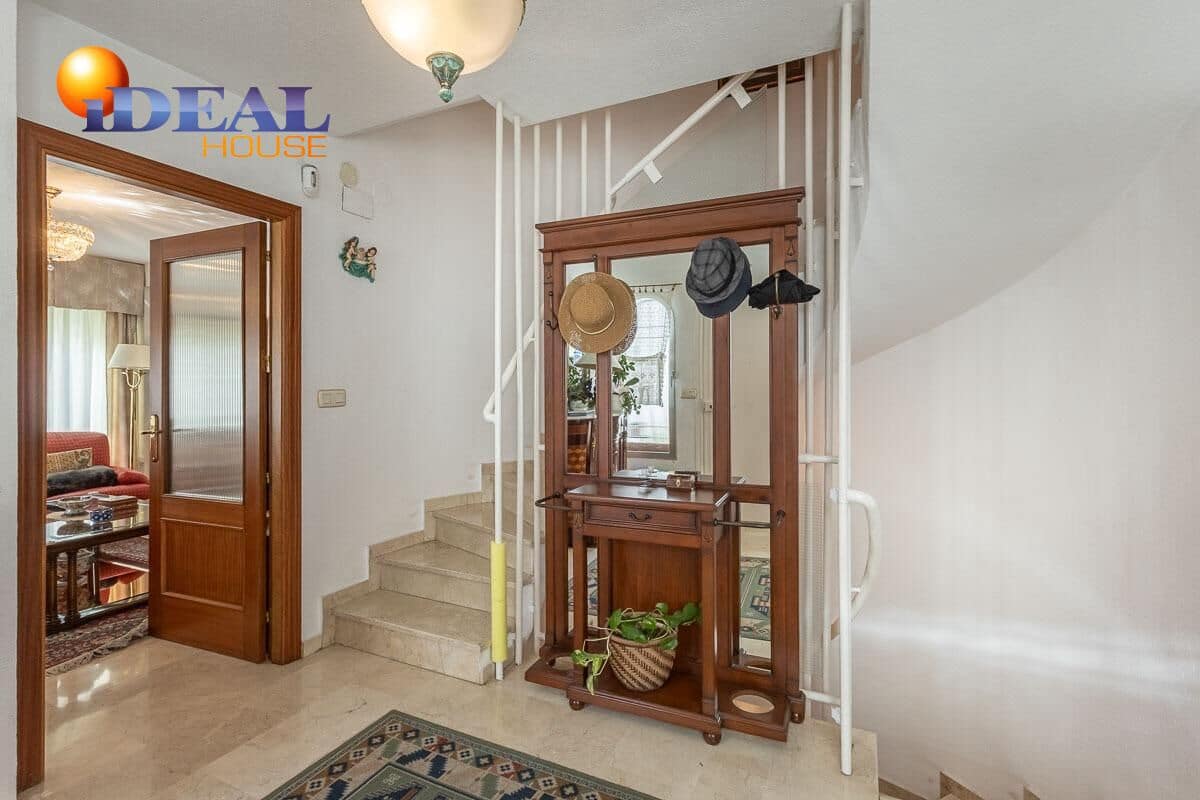 4 bedroom Villa for sale in Peligros with pool garage - € 329,000 (Ref: 9465589)