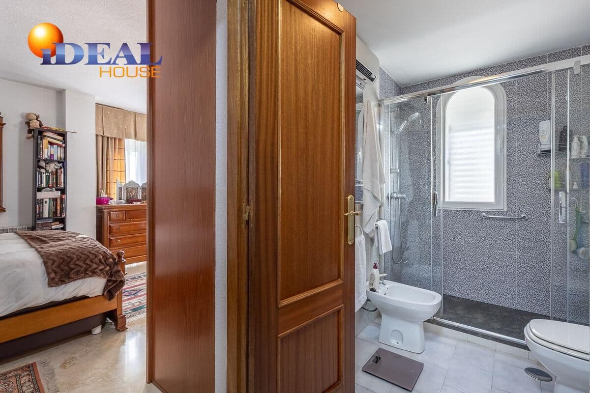 4 bedroom Villa for sale in Peligros with pool garage - € 329,000 (Ref: 9465589)