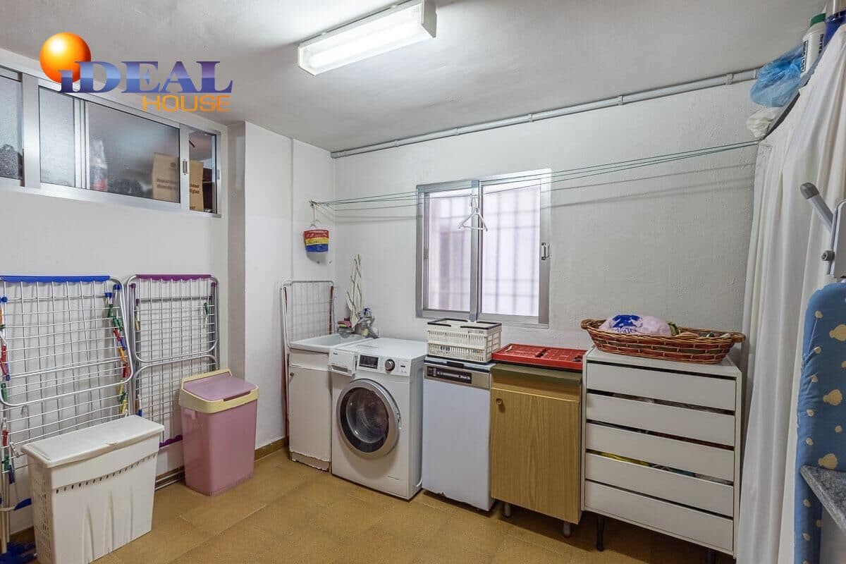 4 bedroom Villa for sale in Peligros with pool garage - € 329,000 (Ref: 9465589)