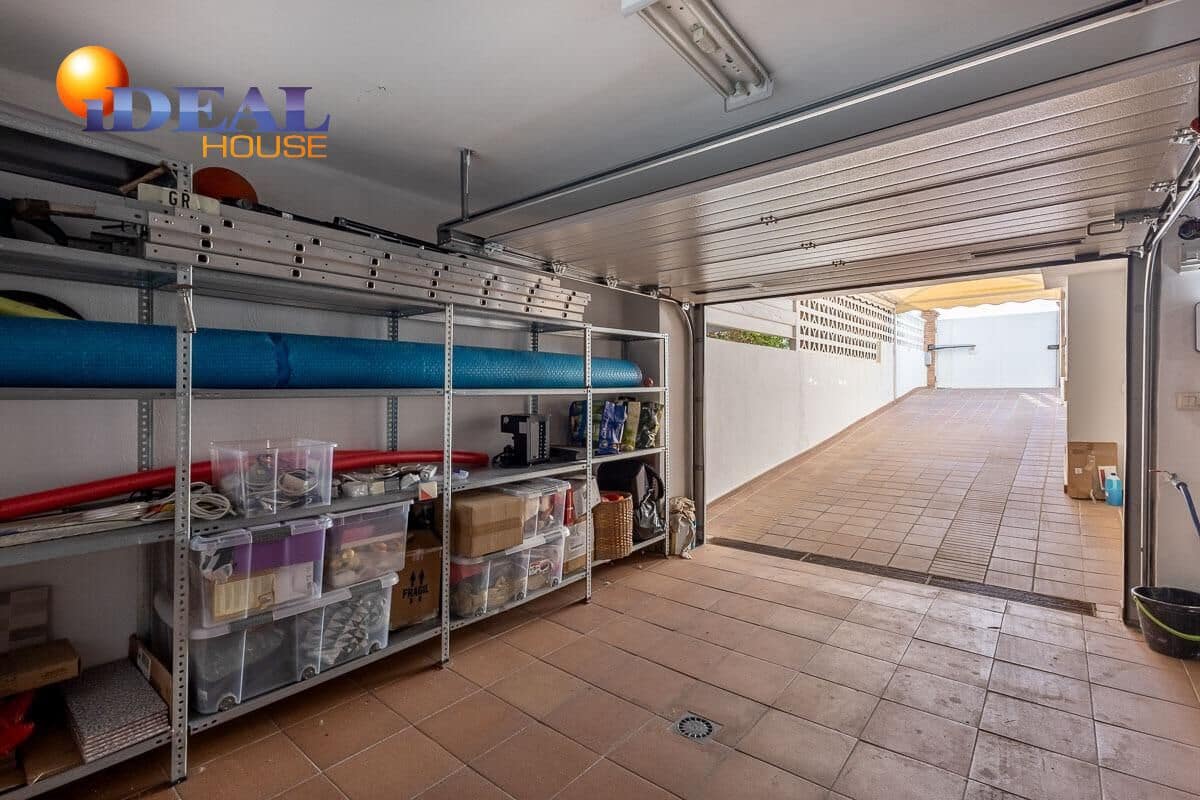 4 bedroom Villa for sale in Peligros with pool garage - € 329,000 (Ref: 9465589)