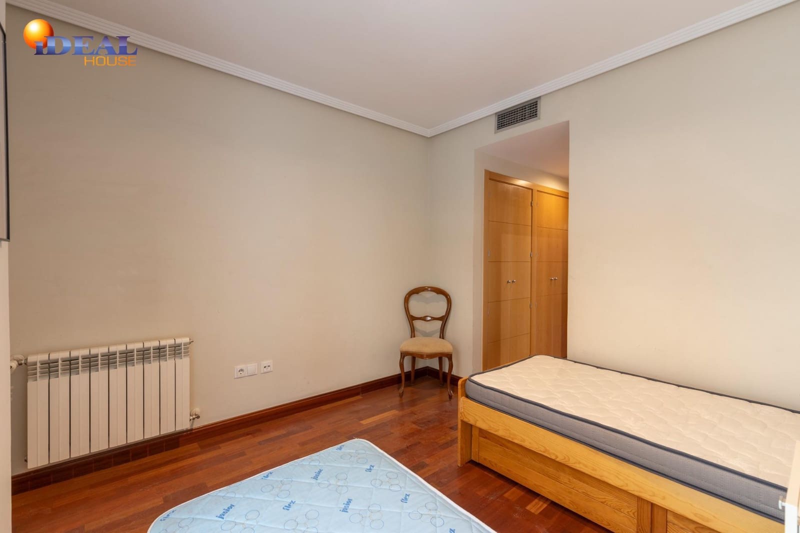 2 bedroom Flat for sale in Granada city with garage - € 356,500 (Ref: 9472931)