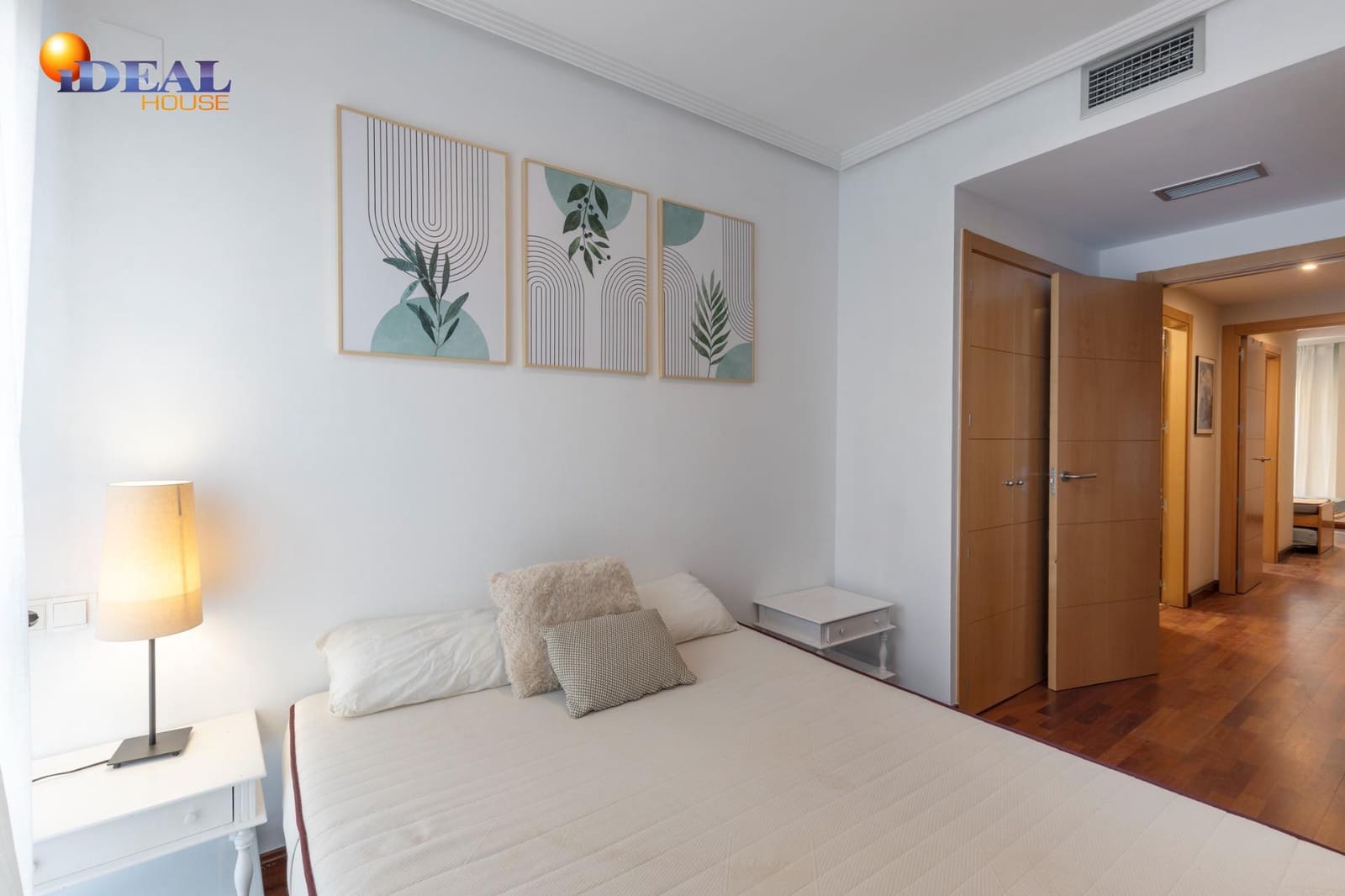 2 bedroom Flat for sale in Granada city with garage - € 356,500 (Ref: 9472931)