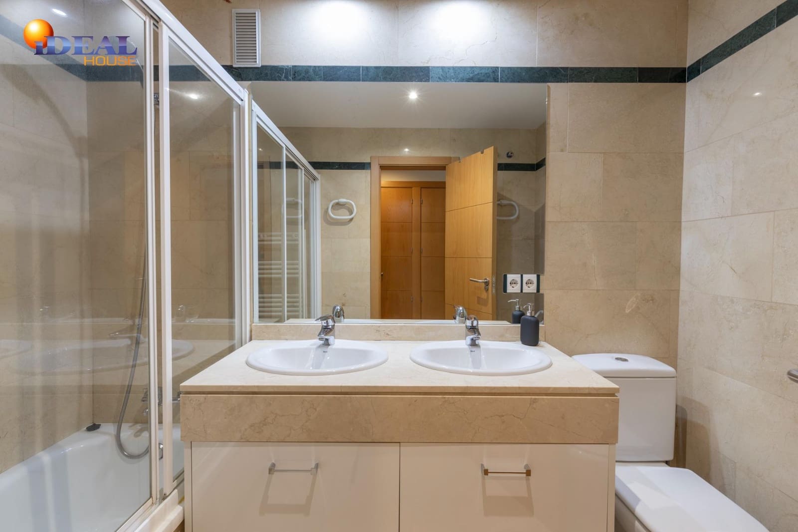 2 bedroom Flat for sale in Granada city with garage - € 356,500 (Ref: 9472931)