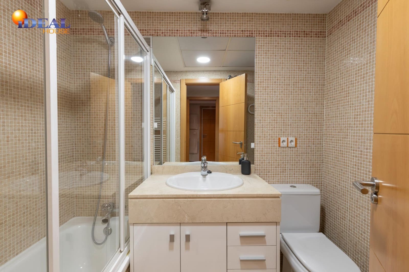 2 bedroom Flat for sale in Granada city with garage - € 356,500 (Ref: 9472931)