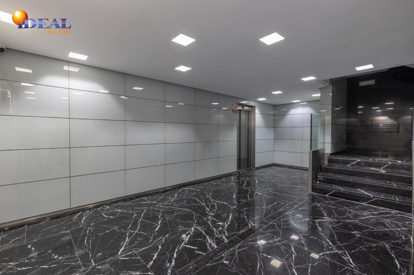 2 bedroom Flat for sale in Granada city with garage - € 356,500 (Ref: 9472931)