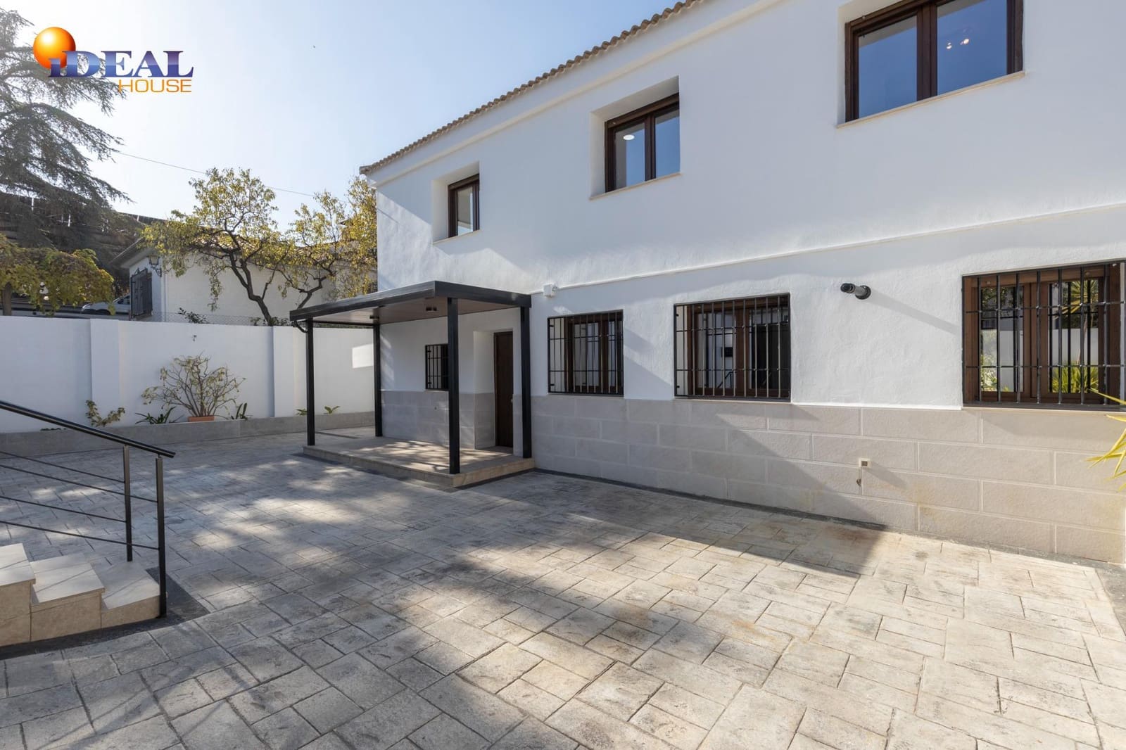 5 bedroom Villa for sale in La Zubia with garage - € 420,000 (Ref: 9472932)