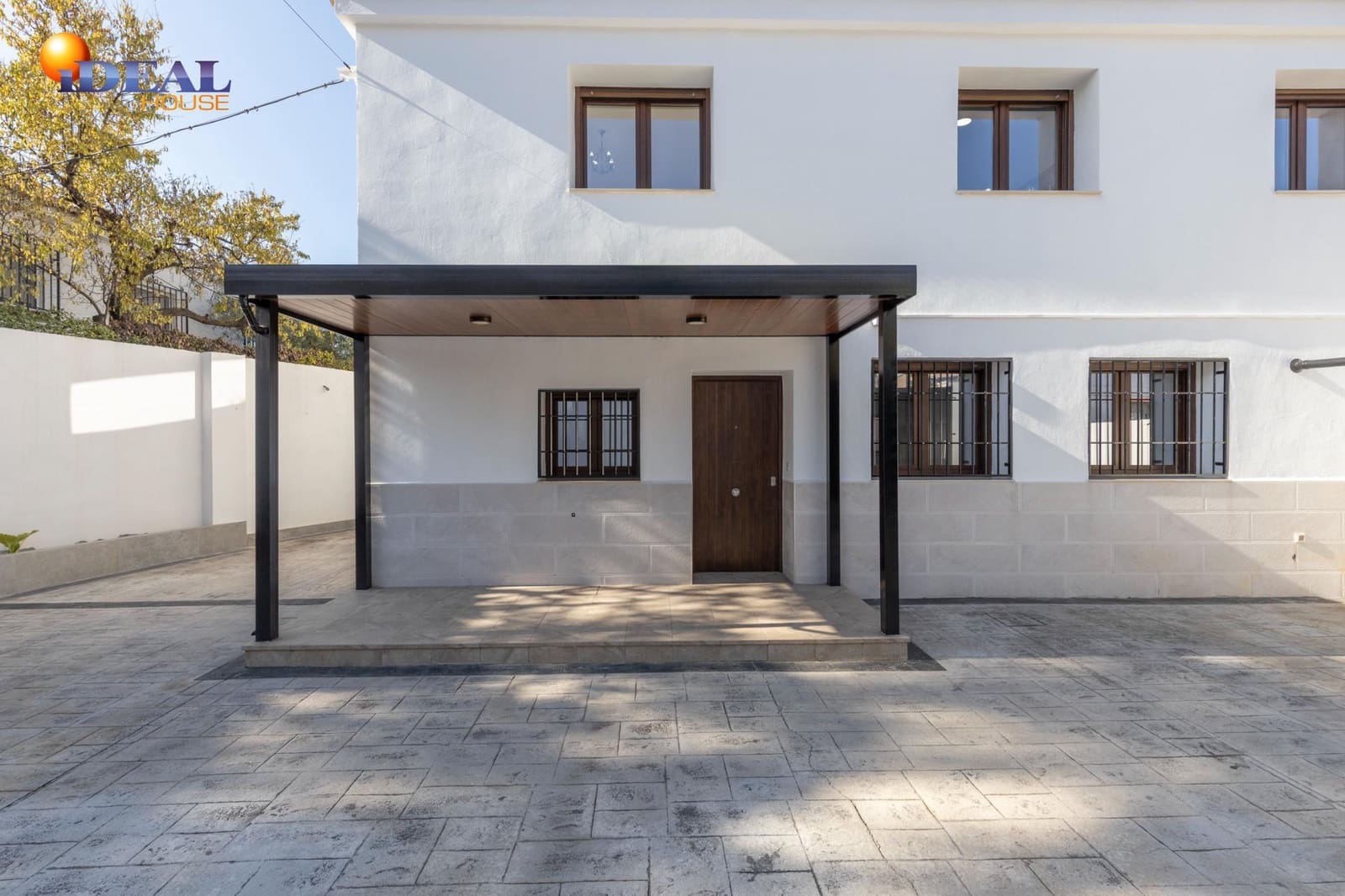 5 bedroom Villa for sale in La Zubia with garage - € 420,000 (Ref: 9472932)