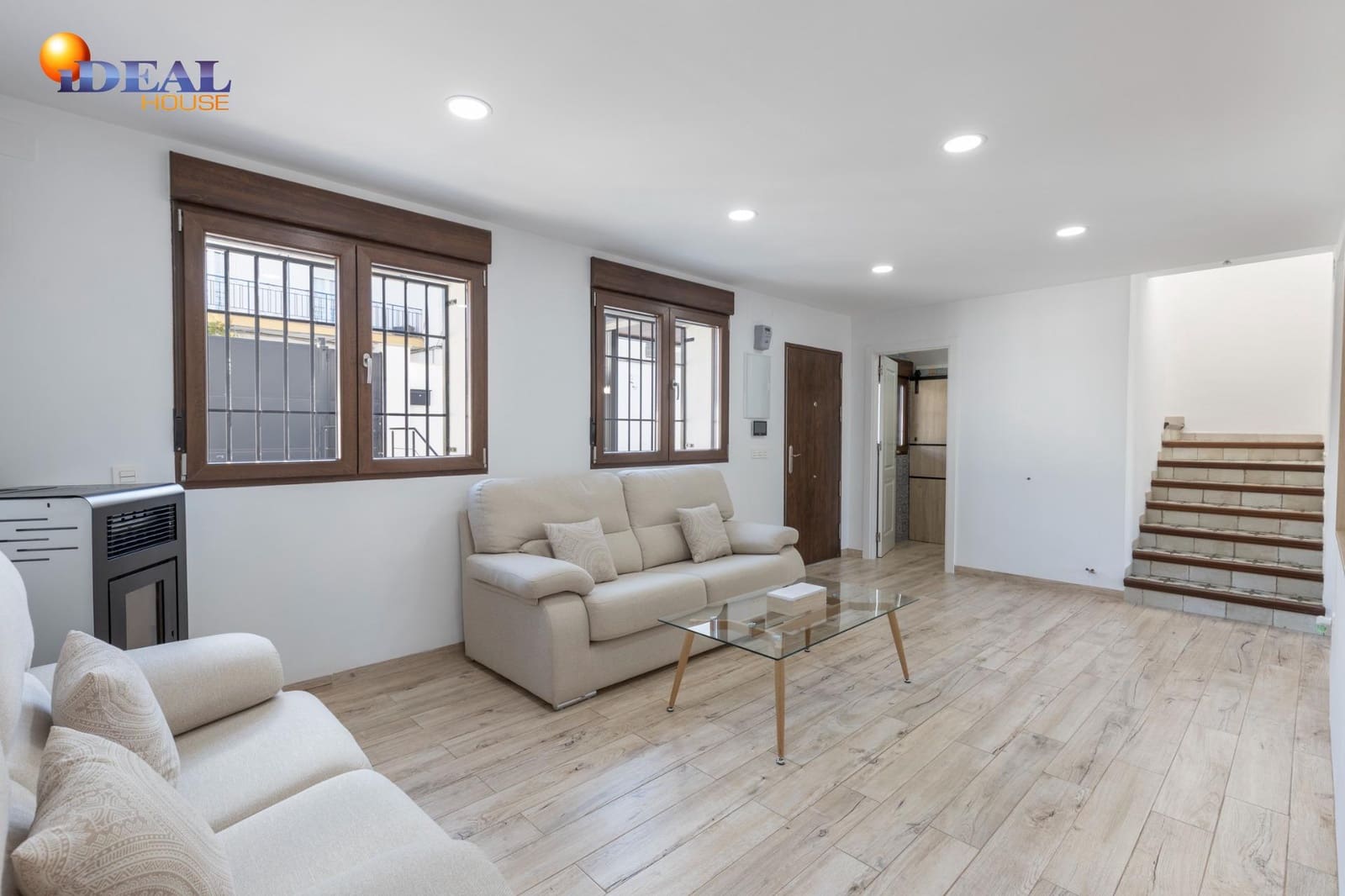 5 bedroom Villa for sale in La Zubia with garage - € 420,000 (Ref: 9472932)