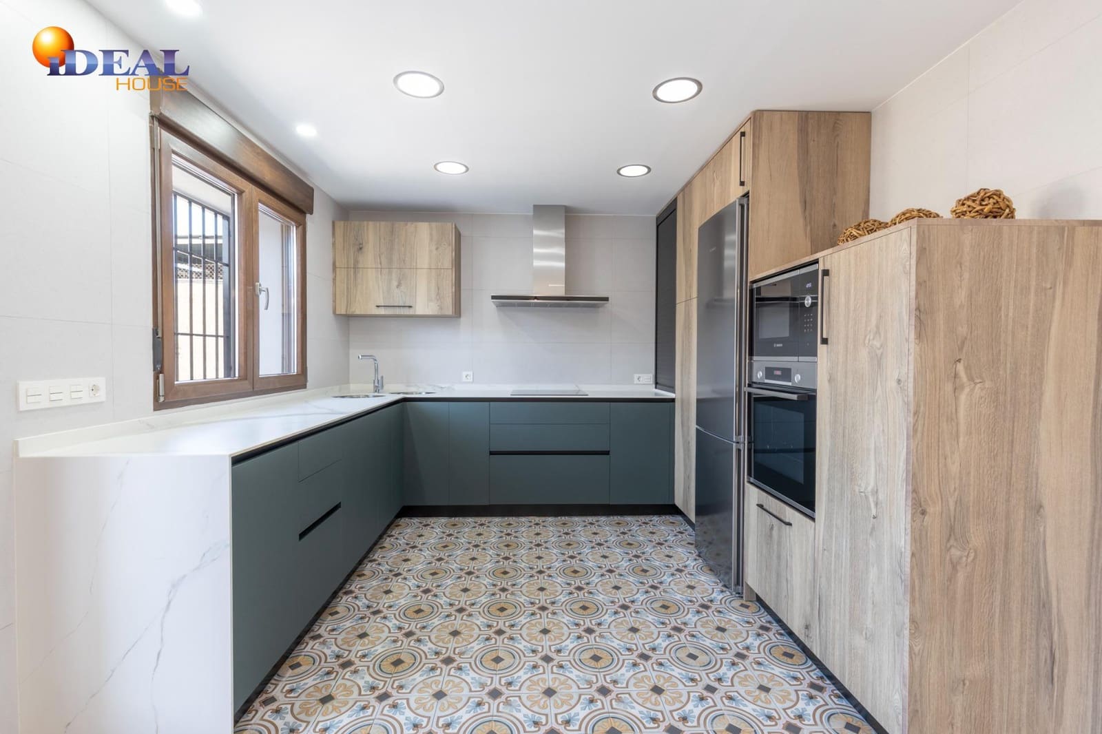 5 bedroom Villa for sale in La Zubia with garage - € 420,000 (Ref: 9472932)