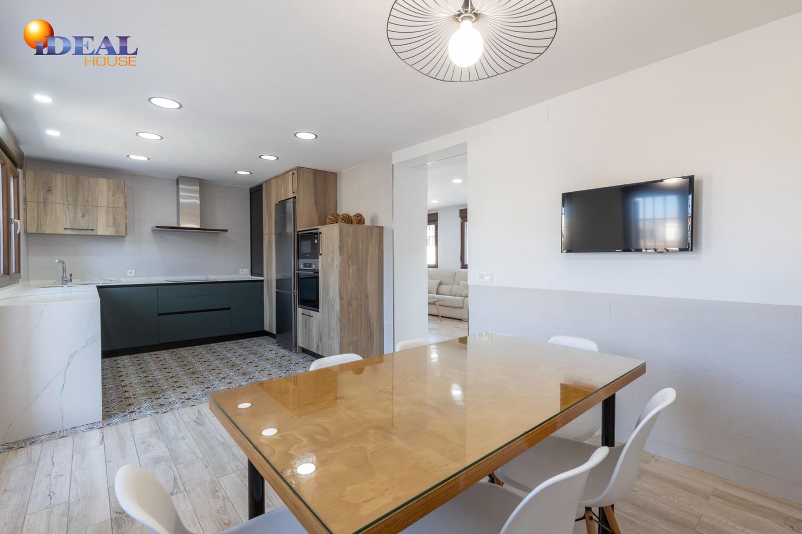 5 bedroom Villa for sale in La Zubia with garage - € 420,000 (Ref: 9472932)