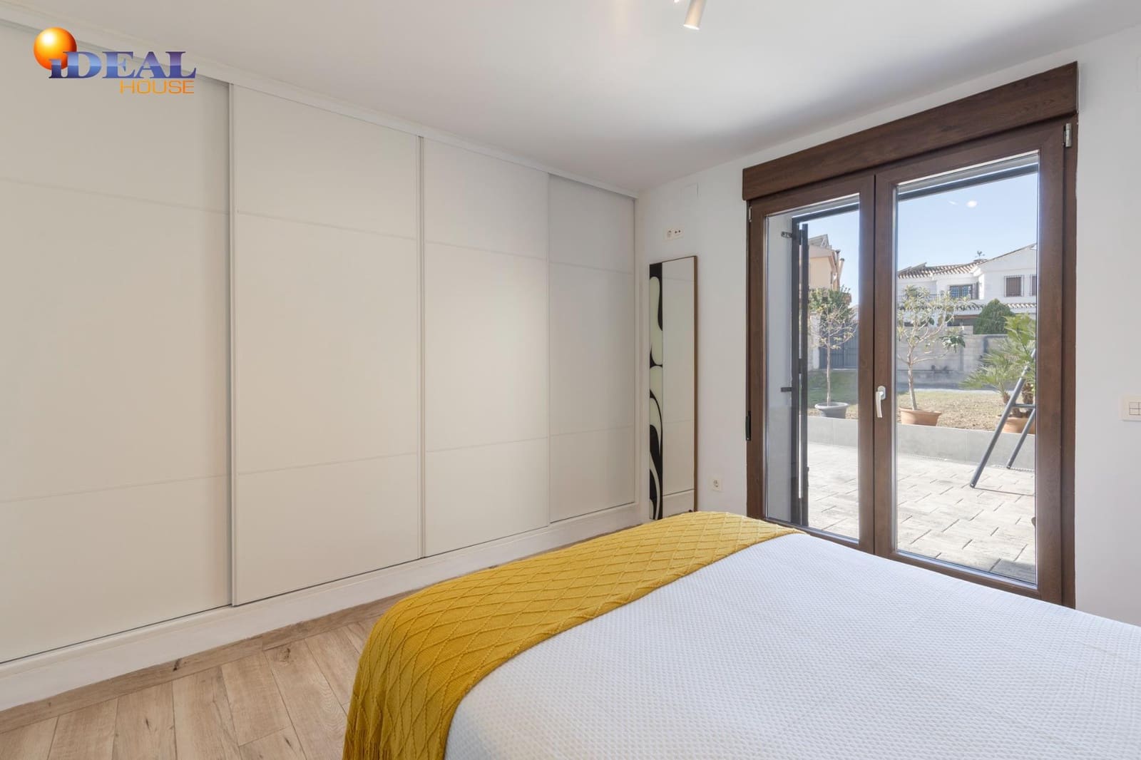 5 bedroom Villa for sale in La Zubia with garage - € 420,000 (Ref: 9472932)