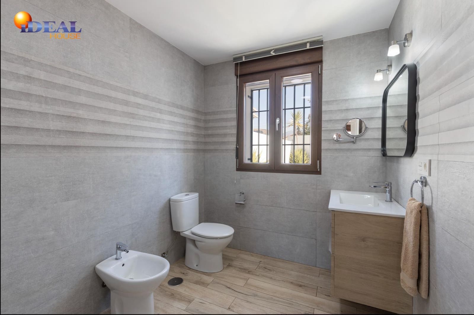 5 bedroom Villa for sale in La Zubia with garage - € 420,000 (Ref: 9472932)