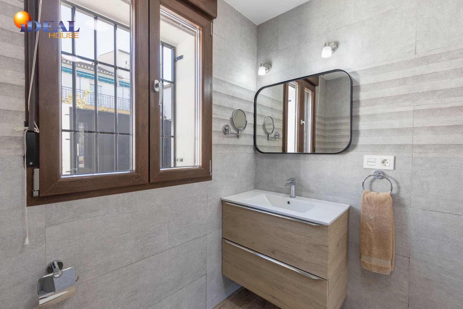 5 bedroom Villa for sale in La Zubia with garage - € 420,000 (Ref: 9472932)