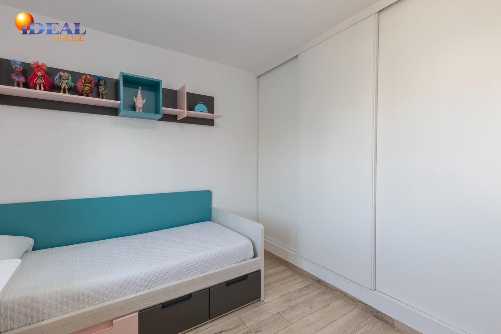 5 bedroom Villa for sale in La Zubia with garage - € 420,000 (Ref: 9472932)