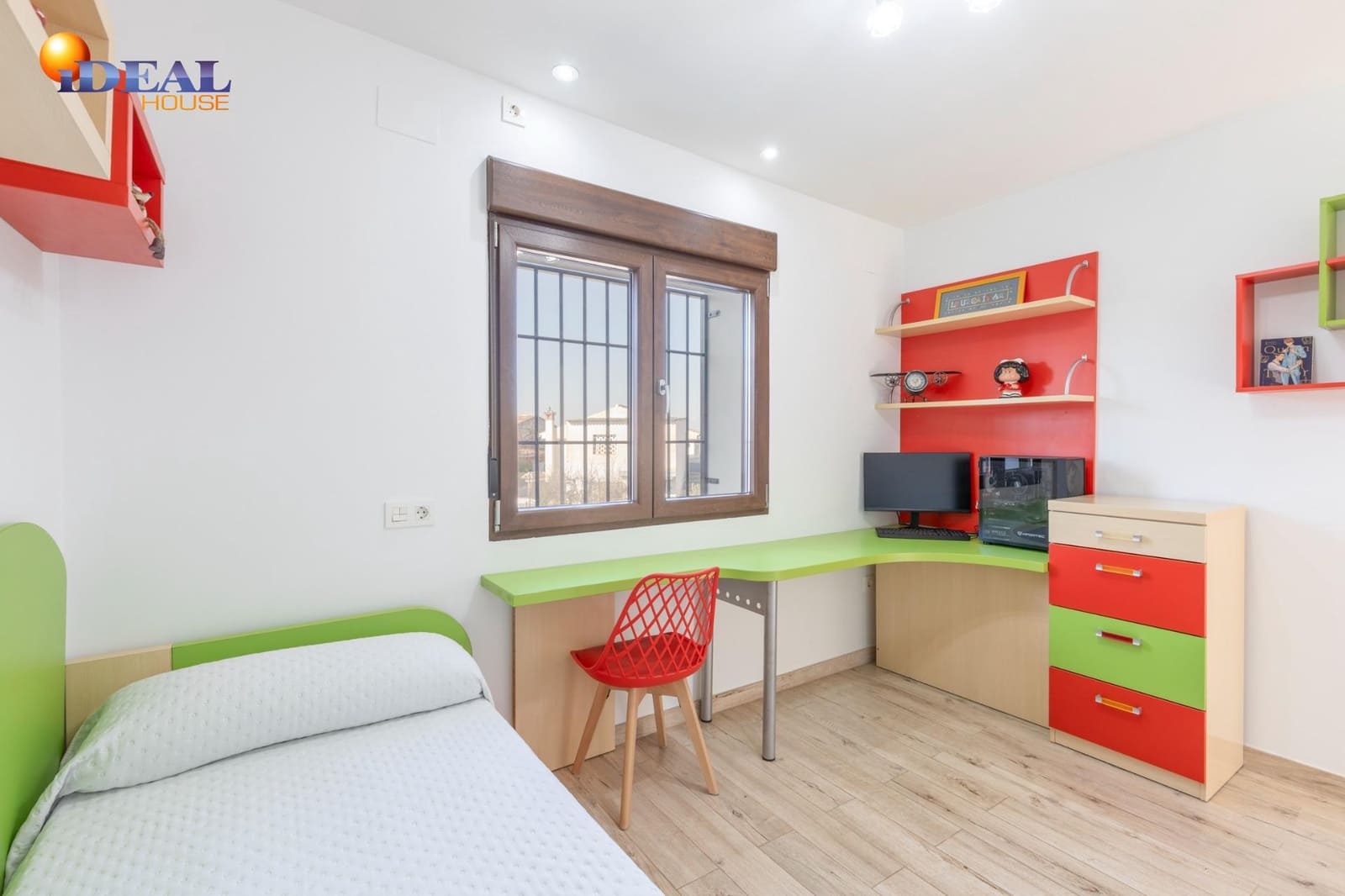 5 bedroom Villa for sale in La Zubia with garage - € 420,000 (Ref: 9472932)