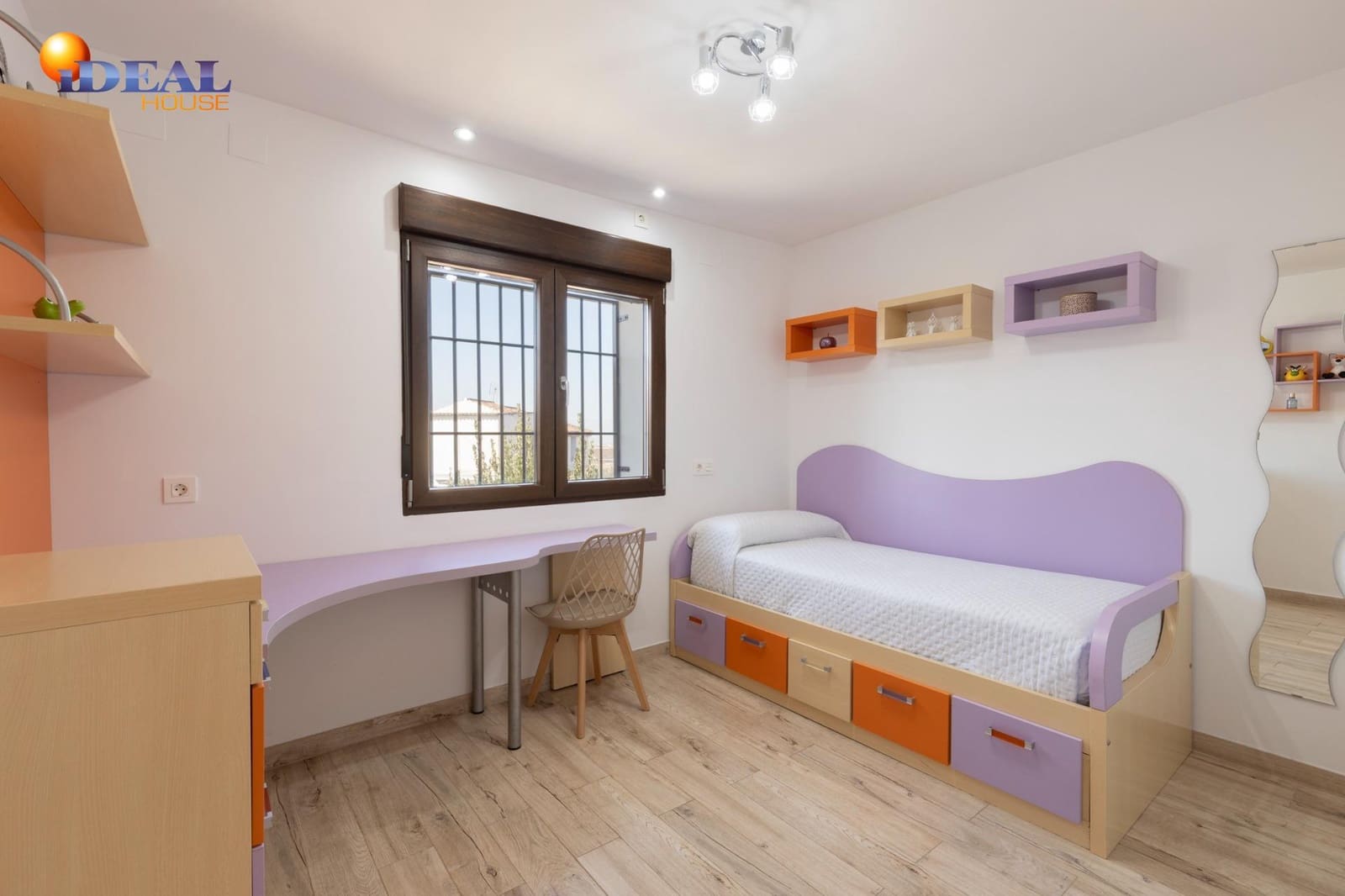 5 bedroom Villa for sale in La Zubia with garage - € 420,000 (Ref: 9472932)