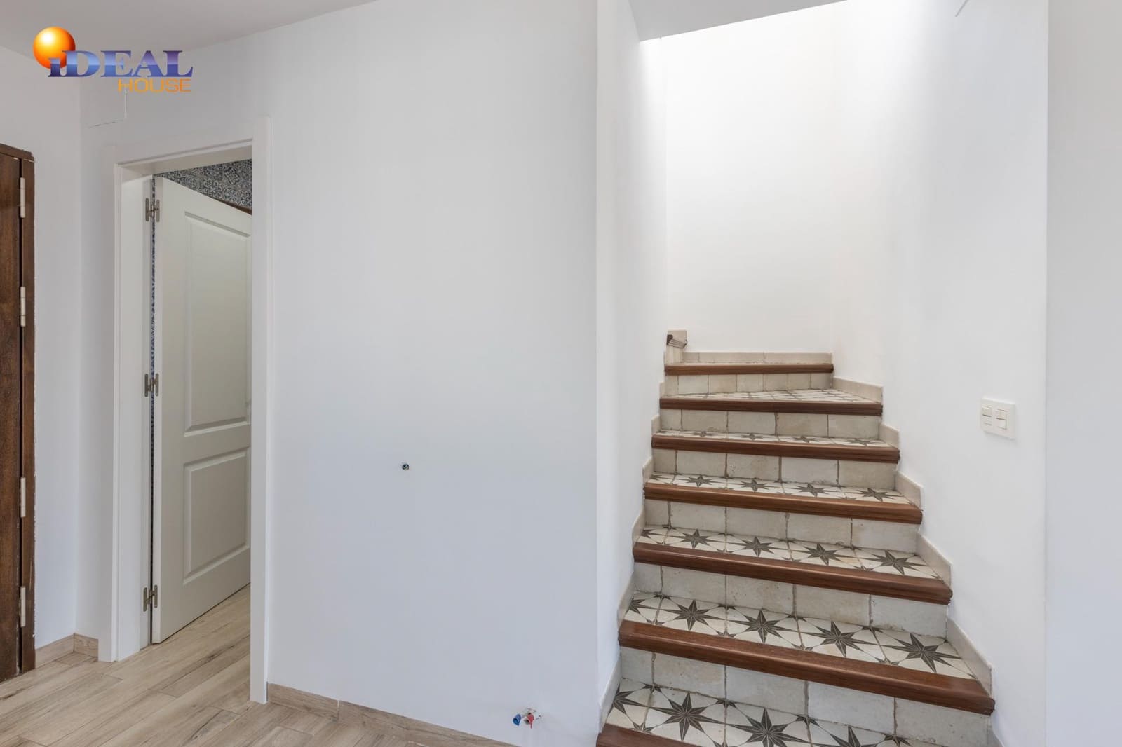 5 bedroom Villa for sale in La Zubia with garage - € 420,000 (Ref: 9472932)