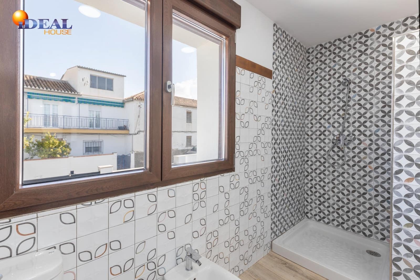 5 bedroom Villa for sale in La Zubia with garage - € 420,000 (Ref: 9472932)