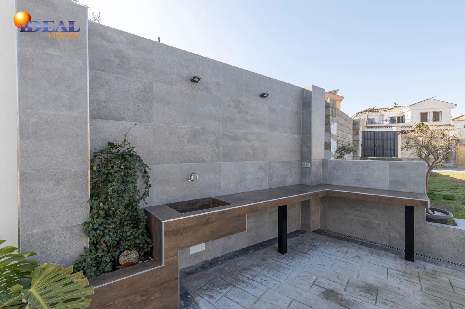 5 bedroom Villa for sale in La Zubia with garage - € 420,000 (Ref: 9472932)