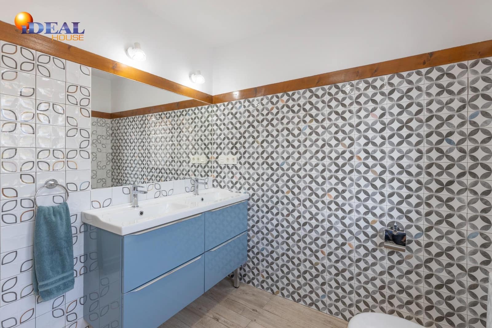 5 bedroom Villa for sale in La Zubia with garage - € 420,000 (Ref: 9472932)