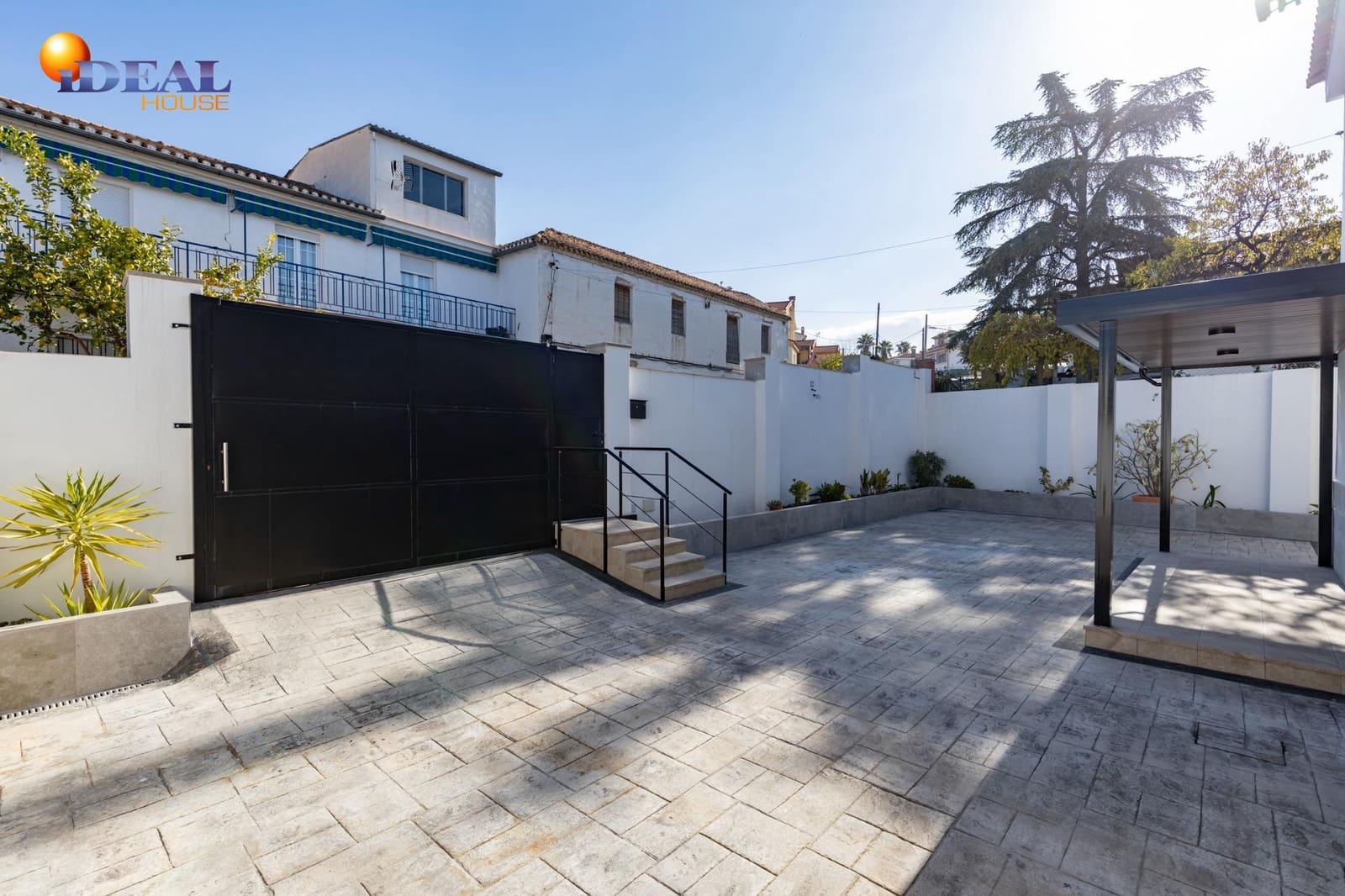 5 bedroom Villa for sale in La Zubia with garage - € 420,000 (Ref: 9472932)